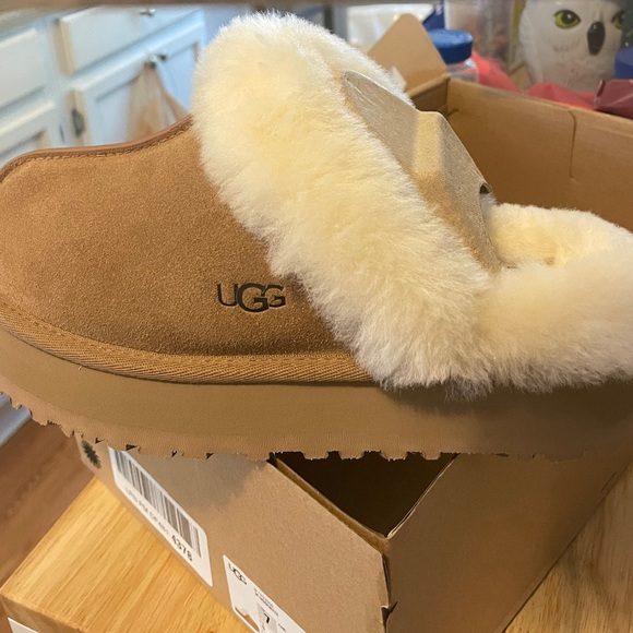 UGG Classic Tan Slippers with Cream Lining - Picture 1 of 8